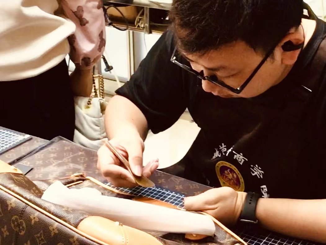 域芭斯护理师进行奢侈品皮具精细护理实操