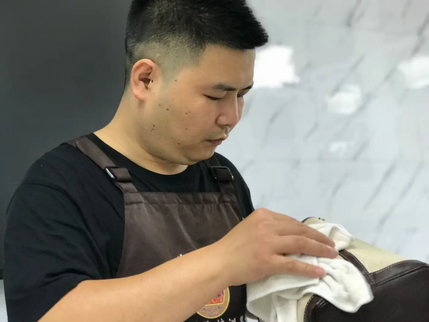 域芭斯护理师进行皮具养护实操