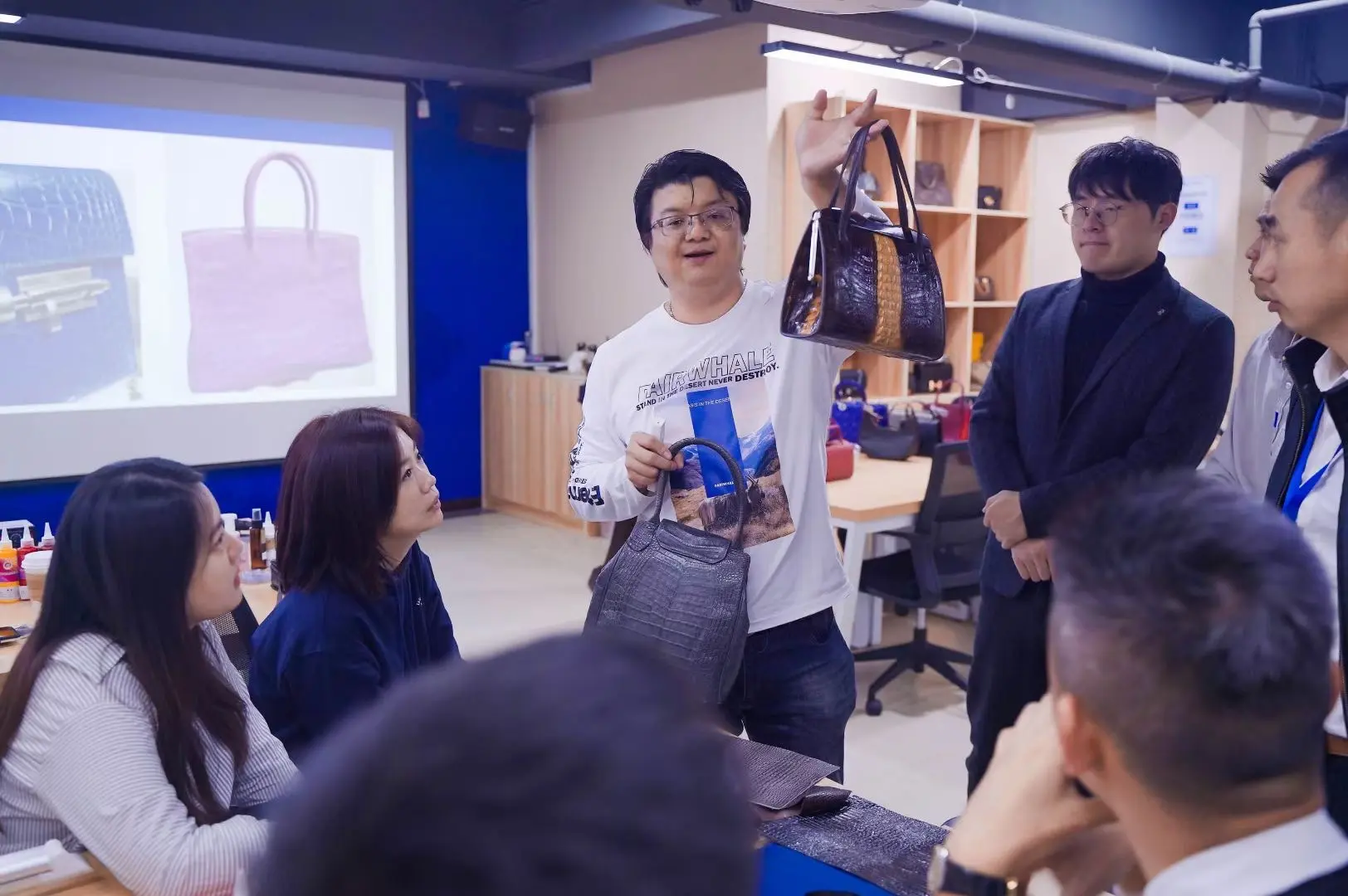 叶老师在实操课程中讲解皮具结构与工艺判断